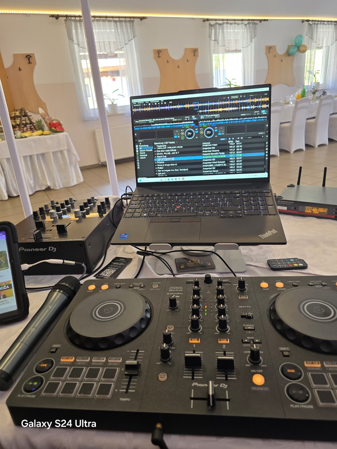 DJ kontroler Pioneer DDJ-FLX4, mikrofon in računalnik v prostoru za praznovanje
