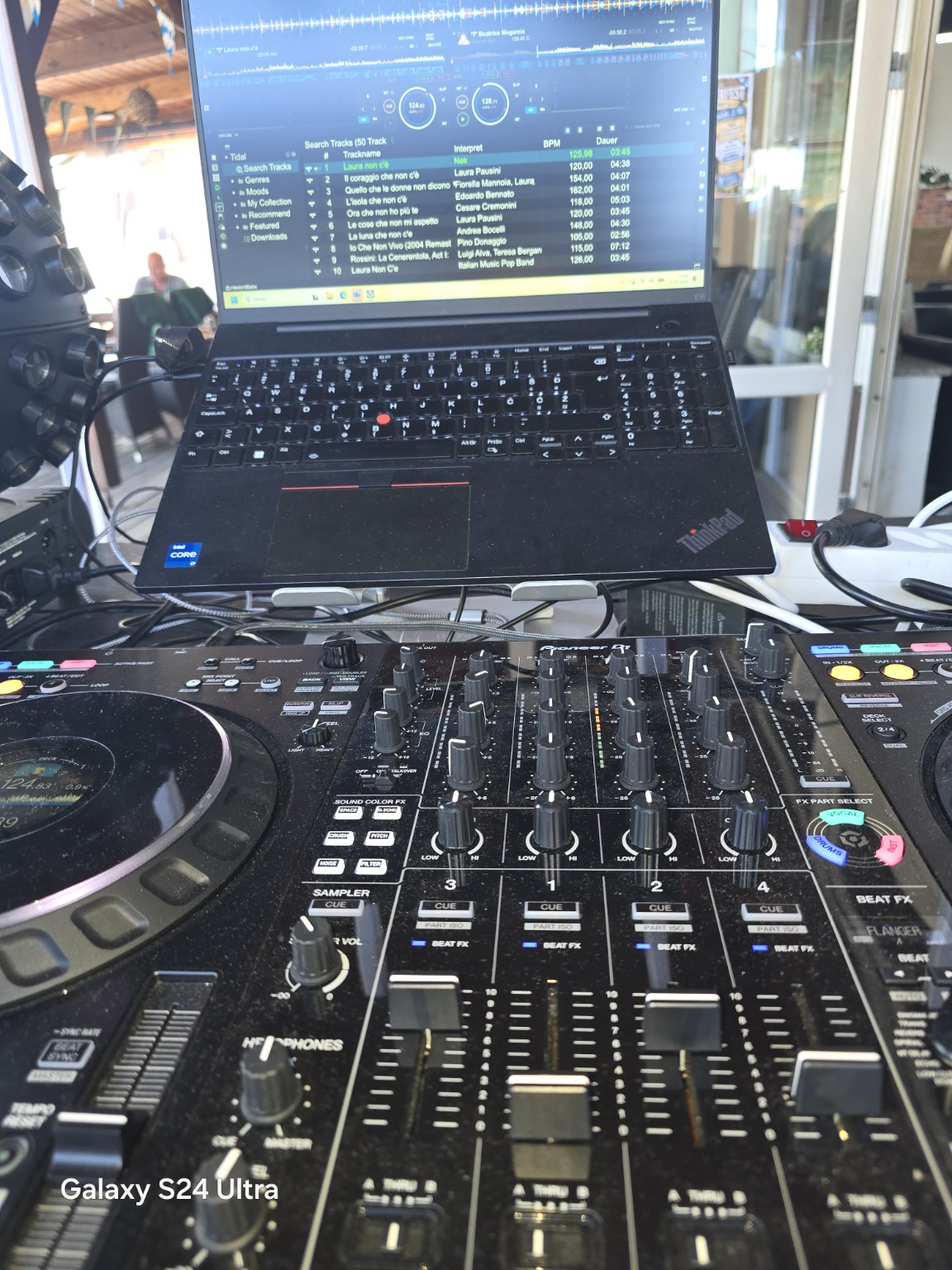Pioneer DDJ-FLX10 z računalnikom in DJ programsko opremo