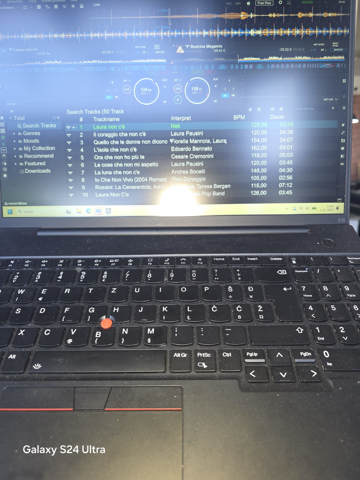 Pogled na glasbeno zbirko in predvajalnika v DJ programu
