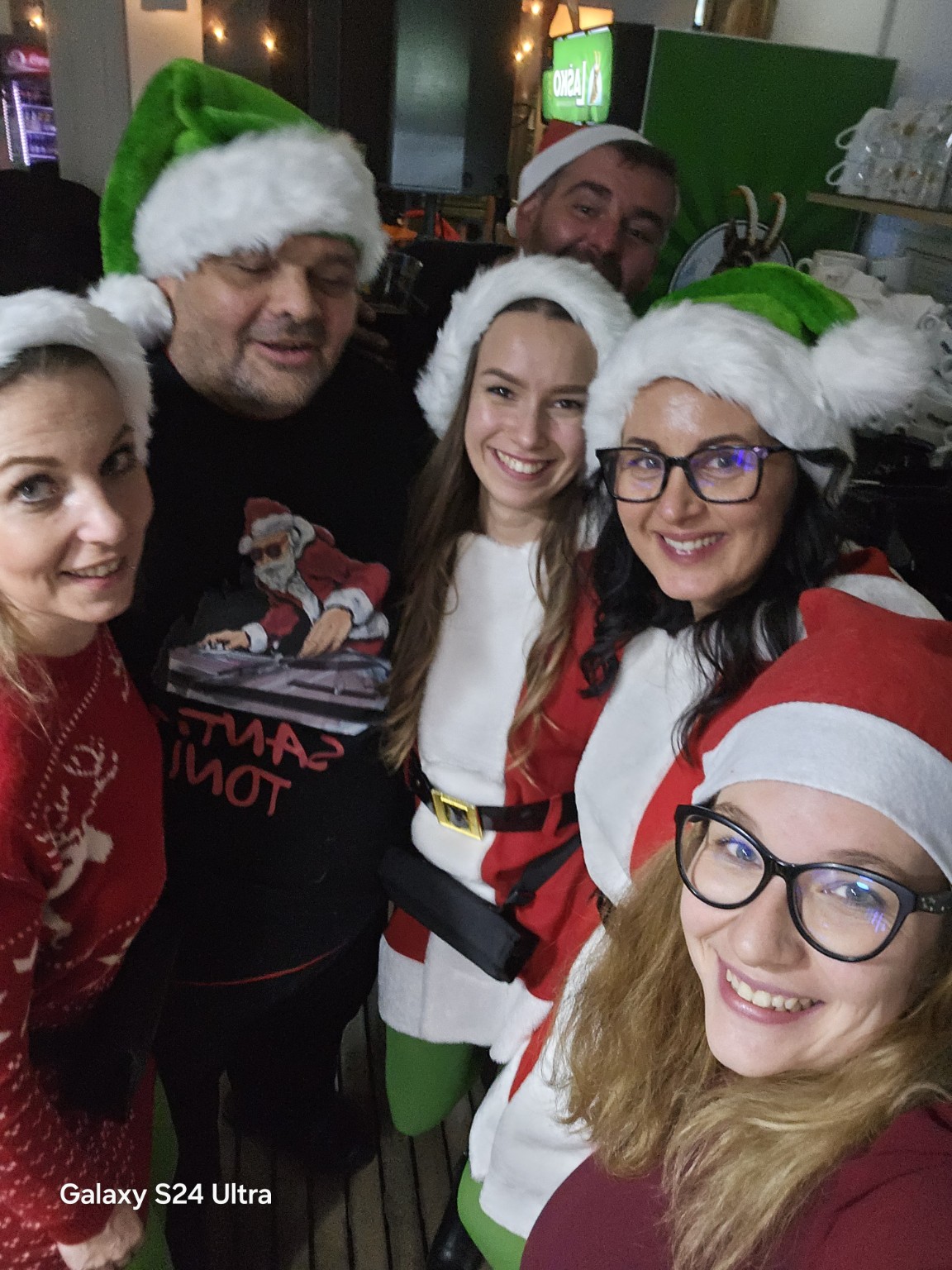 Nasmejana družba v prazničnih kapah
