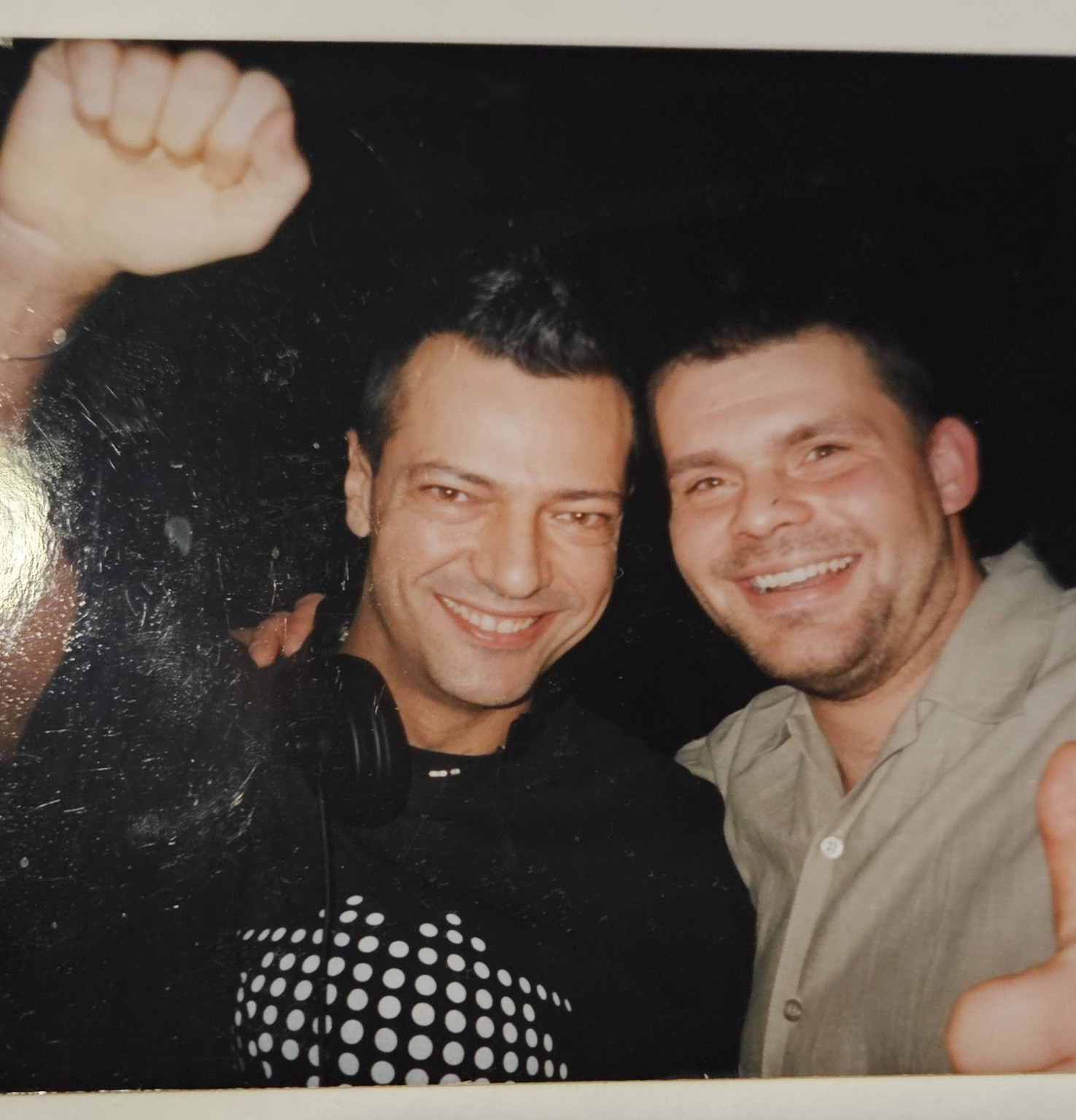Starejša fotografija dveh nasmejanih glasbenih navdušencev