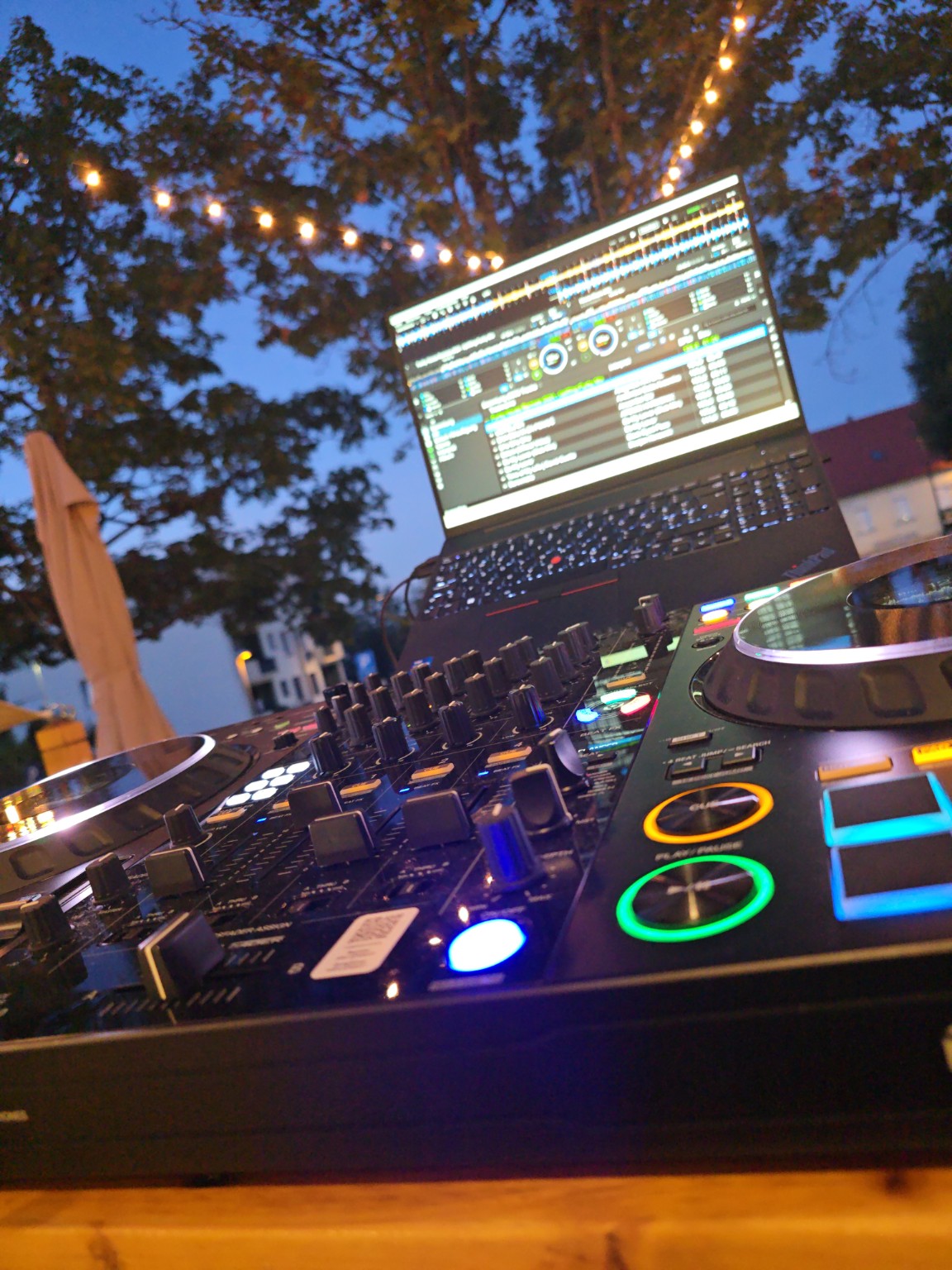 DJ Master T: DJ kontroler in prenosni računalnik na večernem dogodku na terasi